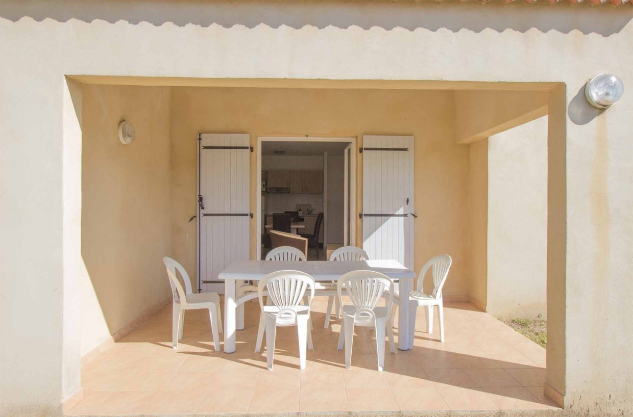 Terrasse avec table & chaise