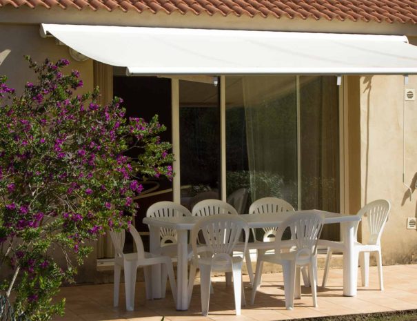 Terrasse avec table et chaises